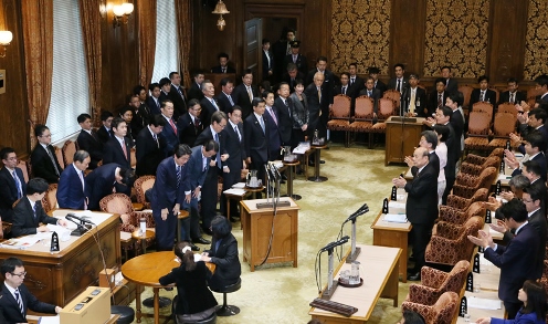 安倍总理出席了参议院预算委员会、财务金融委员会及全体会议。