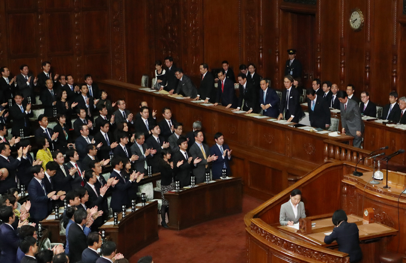 安倍总理出席了众议院预算委员会以及全体会议。