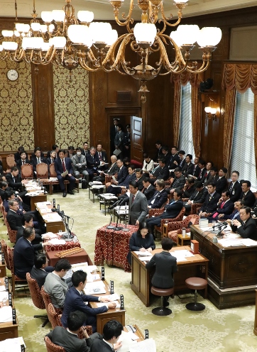 安倍总理出席了众议院预算委员会以及全体会议。