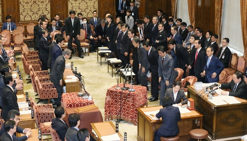 安倍总理出席了众议院预算委员会以及全体会议。