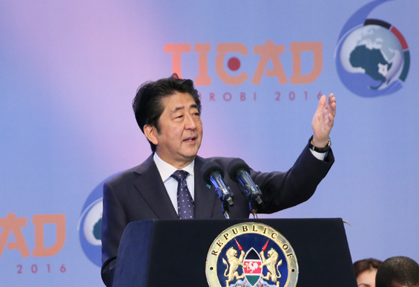 安倍总理为了出席TICAD VI（第六届非洲开发会议）等，访问了肯尼亚共和国的内罗毕。