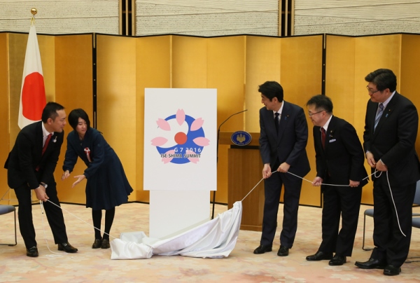 安倍总理在总理大臣官邸举行了伊势志摩峰会・会徽发表及表彰仪式。