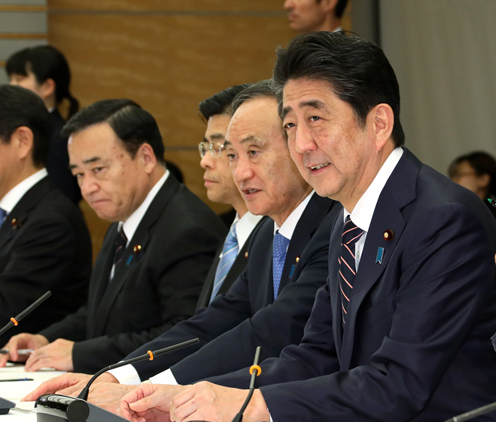 安倍总理在总理大臣官邸出席了有关每月例行经济报告等的相关阁僚会议。