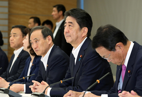 安倍总理在总理大臣官邸出席了有关每月例行经济报告等的相关阁僚会议。