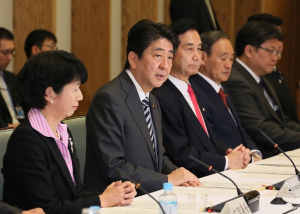 安倍总理在总理大臣官邸出席了第6次规制改革推进会议。