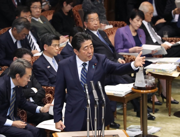 安倍总理出席了参议院预算委员会。