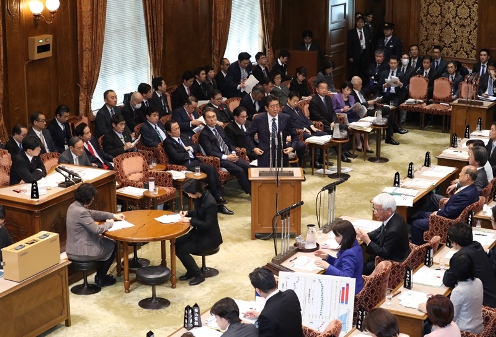 安倍总理出席了参议院预算委员会。