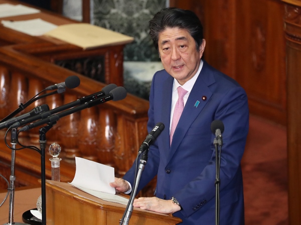 安倍总理出席了参议院决算委员会及众议院全体会议。