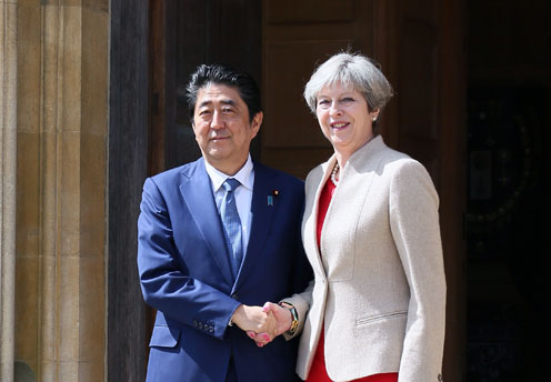 安倍总理访问了英国。