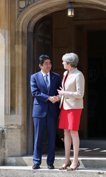 安倍总理访问了英国。