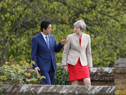 安倍总理访问了英国。