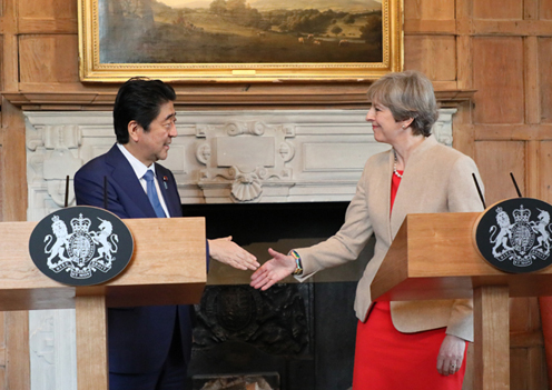 安倍总理访问了英国。