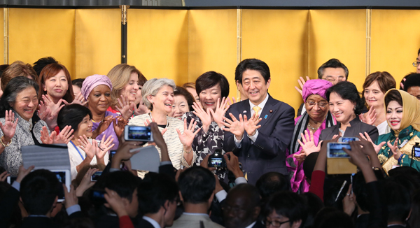 安倍总理出席了在东京都内召开的“为实现女性绽放光彩社会的国际论坛” World Assembly for Women in Tokyo（WAW! Tokyo 2015）等。