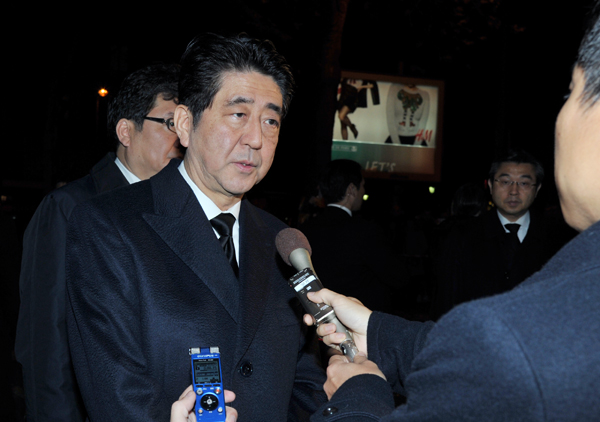 安倍总理为了出席COP21（联合国气候变化框架公约第二十一次缔约方会议）首脑会议访问了法兰西共和国的巴黎。