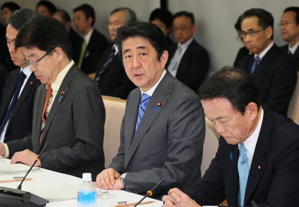 安倍总理在总理大臣官邸召开了第4次一亿总活跃国民会议。