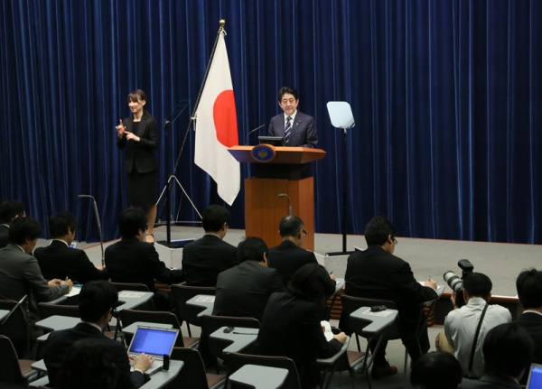 安倍总理在总理大臣官邸举行了记者招待会。