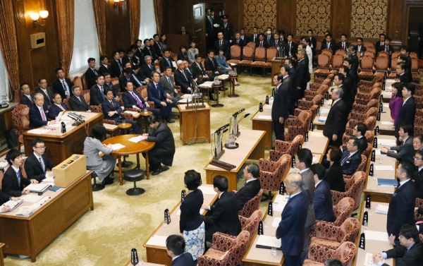 安倍总理上午出席了参议院预算委员会，下午出席了参议院全体会议。