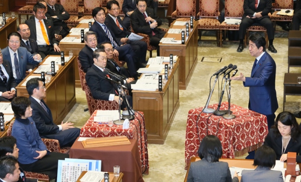 安倍总理出席了众议院预算委员会。