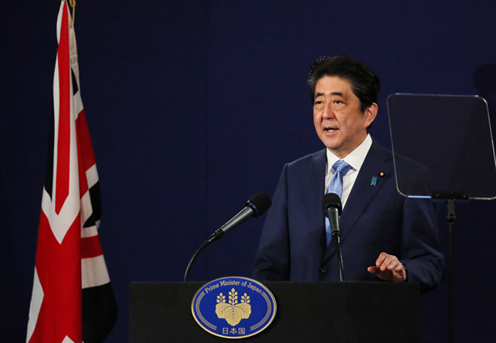 安倍总理访问了英国。