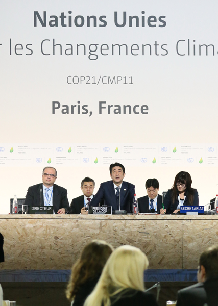 安倍总理为了出席COP21（联合国气候变化框架公约第二十一次缔约方会议）首脑会议继续访问了法兰西共和国的巴黎。