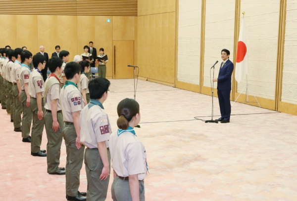 安倍总理在总理大臣官邸接受了童子军“富士章”获奖代表童子军的拜访。