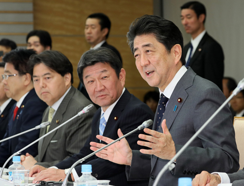 安倍总理在总理大臣官邸召开了第3次人生100年时代构想会议。