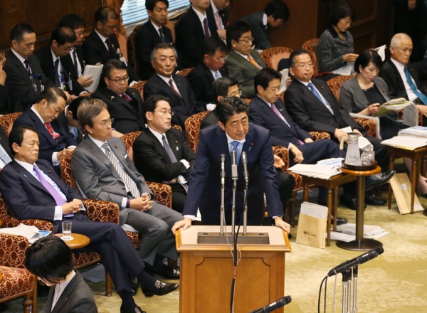 安倍总理出席了参议院预算委员会。