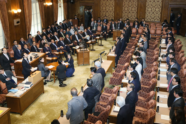 安倍总理在内阁大臣全体出席的情况下，出席了众议院预算委员会・全体会议以及参议院预算委员会・全体会议。