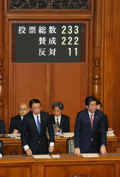 安倍总理在内阁大臣全体出席的情况下，出席了众议院预算委员会・全体会议以及参议院预算委员会・全体会议。