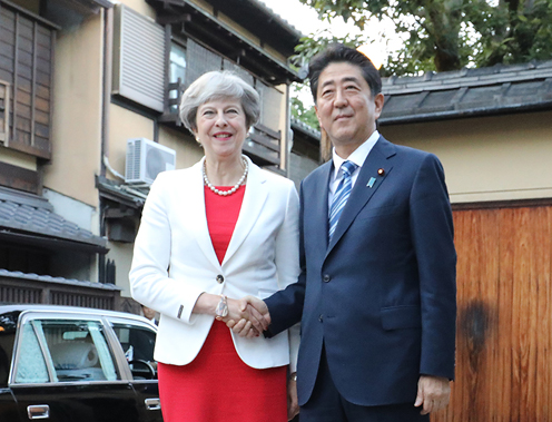 安倍总理与英国首相特雷莎·梅访问了京都。