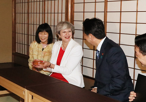 安倍总理与英国首相特雷莎·梅访问了京都。