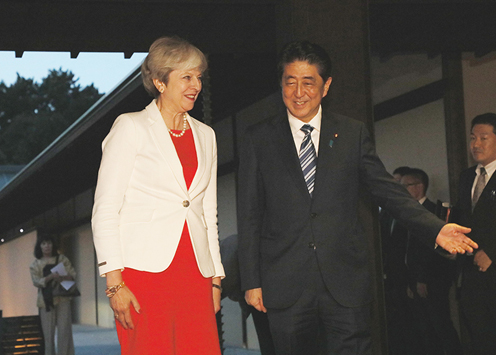 安倍总理与英国首相特雷莎·梅访问了京都。