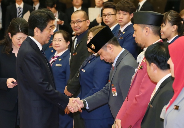 安倍总理在总理大臣官邸接受了参加“东南亚青年之船”青年代表的拜访。