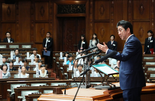 安倍总理出席了在参议院全体会议议事堂举行的参议院70周年纪念儿童国会。