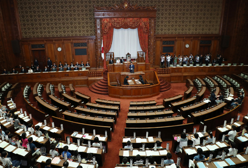 安倍总理出席了在参议院全体会议议事堂举行的参议院70周年纪念儿童国会。