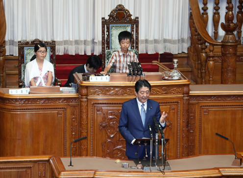 安倍总理出席了在参议院全体会议议事堂举行的参议院70周年纪念儿童国会。