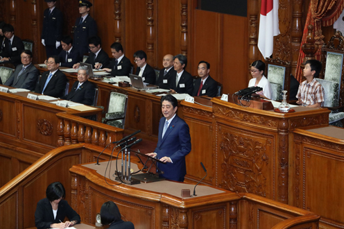 安倍总理出席了在参议院全体会议议事堂举行的参议院70周年纪念儿童国会。