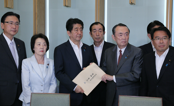 安倍总理在总理大臣官邸出席了第7次“政府、执政党和在野党绑架问题对策机构联络协议会”。