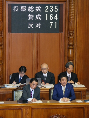 安倍总理出席了参议院预算委员会及全体会议。