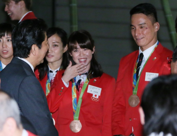 安倍总理邀请里约热内卢奥林匹克运动会与残疾人奥运会日本代表选手团来到总理大臣官邸，并举行了感谢状颁发仪式等。