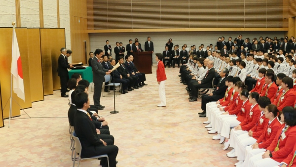 安倍总理邀请里约热内卢奥林匹克运动会与残疾人奥运会日本代表选手团来到总理大臣官邸，并举行了感谢状颁发仪式等。