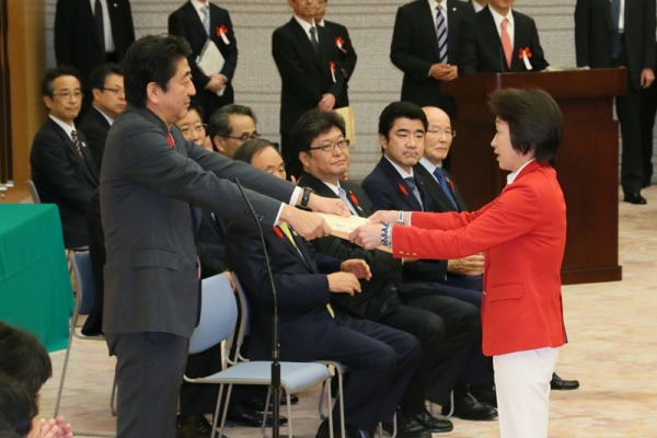 安倍总理邀请里约热内卢奥林匹克运动会与残疾人奥运会日本代表选手团来到总理大臣官邸，并举行了感谢状颁发仪式等。