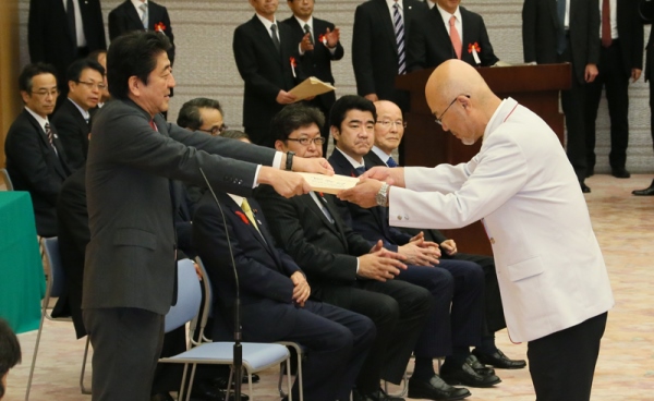 安倍总理邀请里约热内卢奥林匹克运动会与残疾人奥运会日本代表选手团来到总理大臣官邸，并举行了感谢状颁发仪式等。