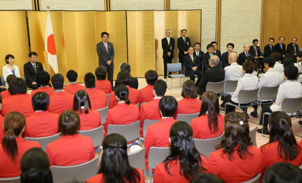 安倍总理邀请里约热内卢奥林匹克运动会与残疾人奥运会日本代表选手团来到总理大臣官邸，并举行了感谢状颁发仪式等。