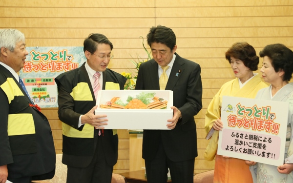 安倍总理在总理大臣官邸接受了鸟取县知事平井伸治以及鸟取县观光相关人员等的拜访。