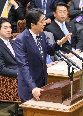 安倍总理在国家基本政策委员会两院联合审查会上进行了党首讨论。