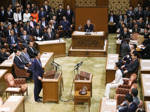 安倍总理在国家基本政策委员会两院联合审查会上进行了党首讨论。