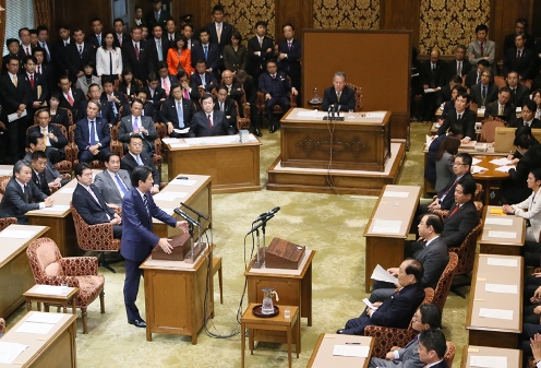 安倍总理在国家基本政策委员会两院联合审查会上进行了党首讨论。