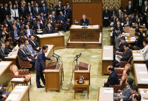 安倍总理在国家基本政策委员会两院联合审查会上进行了党首讨论。