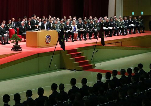 安倍总理出席了位于神奈川县横须贺市的防卫大学校的毕业典礼，并作为自卫队最高指挥官对毕业生作了训示。